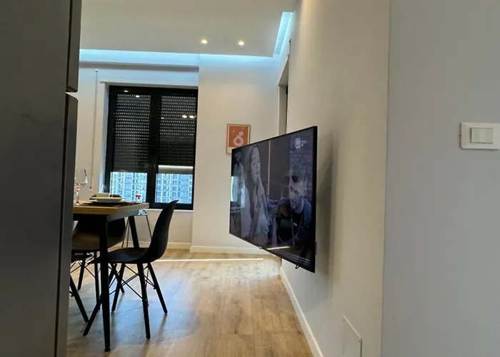 Modern At Τίρανα